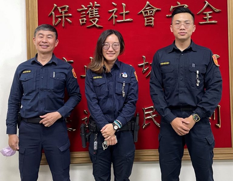 圖片說明：揭穿養套殺騙局，文德派出所副所長姚志毅(左)、警員陳家瑜(中)、李進丁(右)警民聯手合作成功攔阻(記者宋紹誠翻攝）