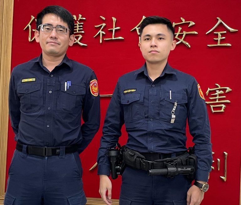 圖片說明：協助失智迷途老婦返家團聚，文德派出所所長王健仲(左)、警員王光展(右)（記者宋紹誠翻攝）。