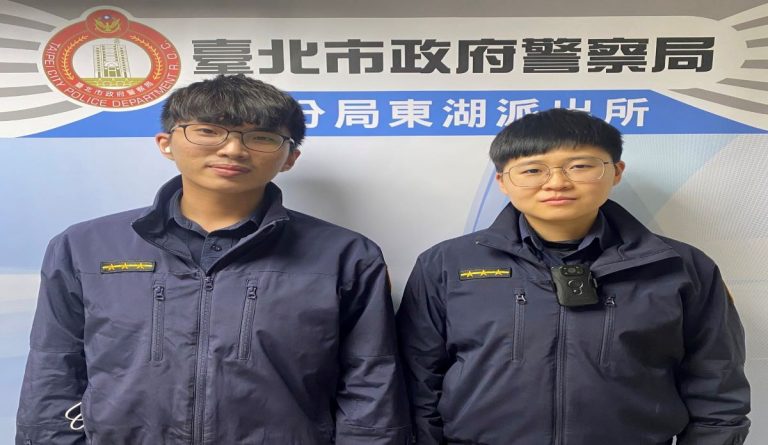 圖片說明:路口迷途老翁東湖派出所警員張煒捷(左)、張瀞云(右)協助返家。(記者宋紹誠翻攝）