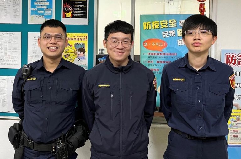 圖片說明：九旬老婦人外出迷途，港墘派出所警員何瑋霖(左)、林育德(中)、黃思慈(右)內湖警半小時內尋獲(記者宋紹誠翻攝）