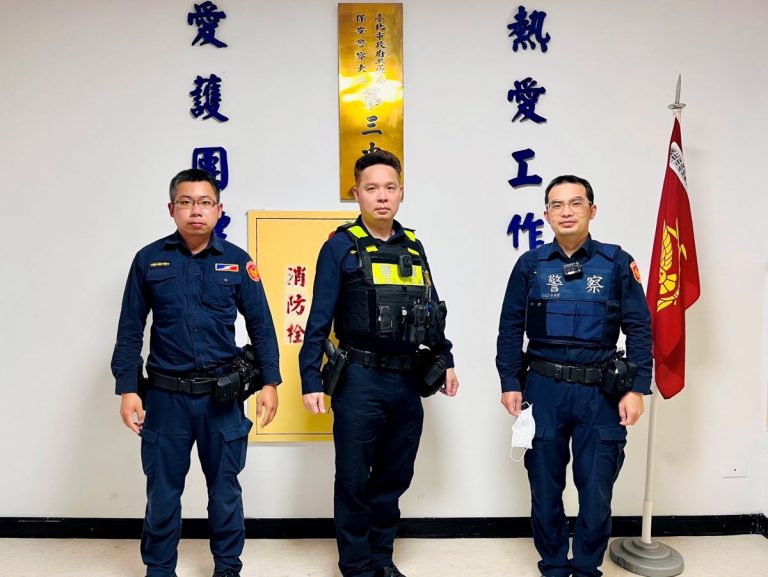 圖片說明：三寶擋道，臺北市保安警察大隊第三中隊警員李翰翔、小隊長楊守滄、警員汪德偉等三人(由左至右)。啟動交通快打並協助脫困(記者宋紹誠翻攝）