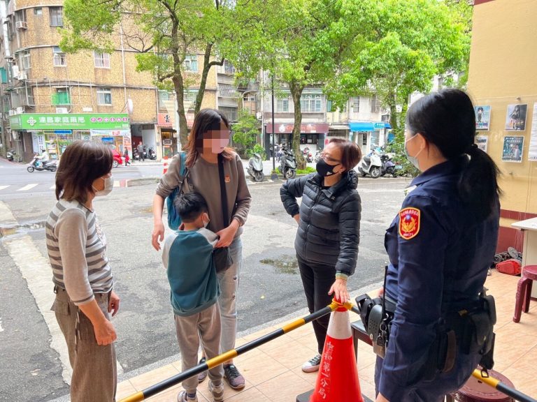 圖片說明:男童在公園和媽媽走失被熱心民眾帶去安平派出所請警方協助。(記者馬治薇翻攝)