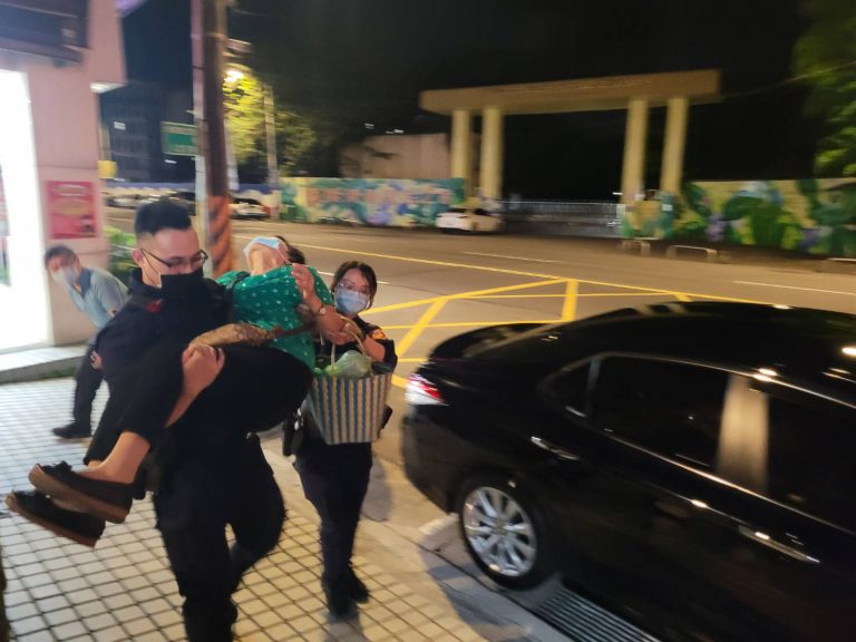 圖片說明：大觀派出所員警曾唯皓將行動不便的失智老婦公主抱回派出所照顧查詢。(記者林鈞澤翻攝)