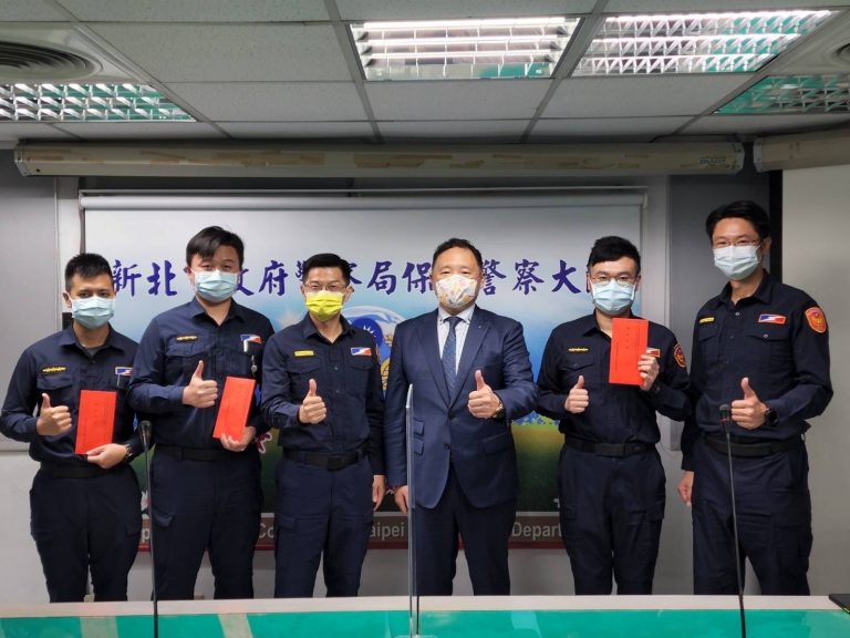 圖片說明：新北巿義警大隊長陳汪全親至保安大隊頒發獎勵金。（記者馬治薇翻攝）