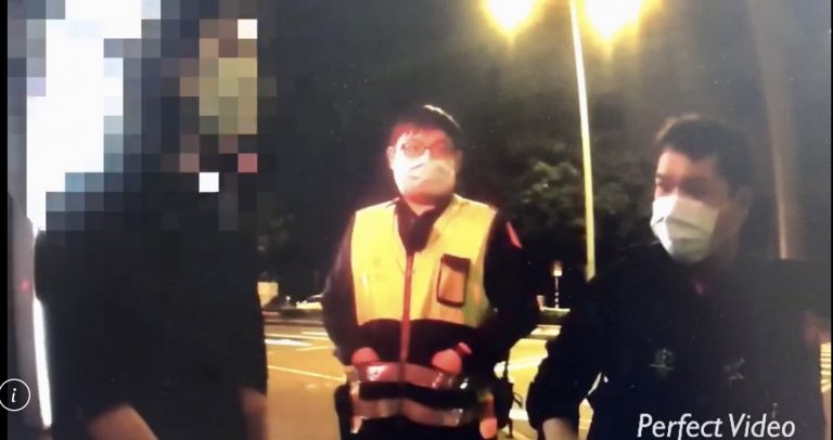 圖片說明：圓山所員警逮捕捷運站縱火嫌犯。（記者馬治薇翻攝）