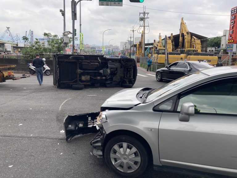 圖片說明:新北巿泰山區發生一起小貨車遭撞翻覆事故。(記者趙靜姸翻攝)