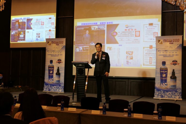 圖片說明：群寶基因科技董事長曾憲群與美國航太科技科學家歷經十餘年，成功研發可將氧溶入於水的高科技專利技術。（記者徐煜勝攝）