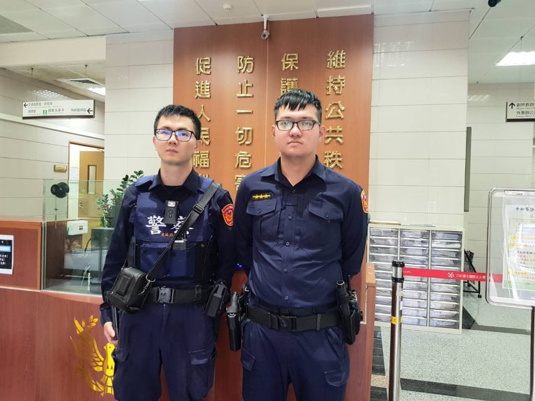 圖片說明：文林派出所於日前接獲元大銀行稱需警方到場協助，、警員（圖左：陳泳丞、圖右：黃一誠立即前往。(記者林艾錡翻攝)