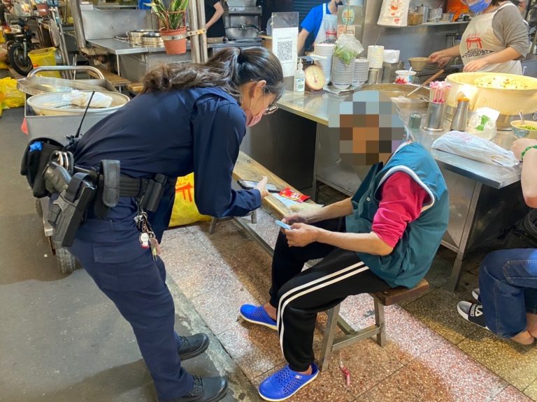 圖片說明：太神奇了！警員鄭軒亘據報到場處理時，馬上認出老婦是剛搬進仁愛區公園街附近的新居民。(記者翻攝)