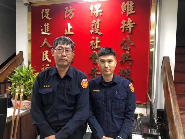 圖片說明：內湖派出所警員李全福(左)、康元傑(右)成功攔阻新臺幣15萬元詐騙案。(記者宋紹誠翻攝）