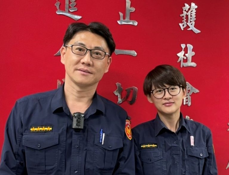 圖片說明：步行不慎跌倒男子，康寧派出所巡佐于秉庭(左)、警員廖芳兪(右)救援護送返家。(記者宋紹誠翻攝）