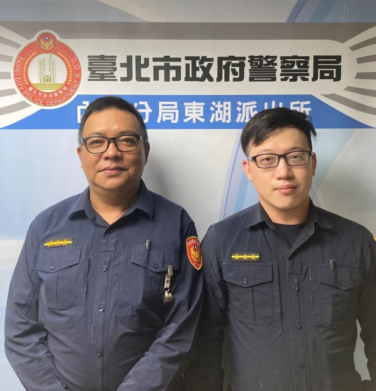 圖片說明：外側車道驚見老翁，東湖派出所警員潘坤仕(左)、江建成(右)協助安全返家(記者宋紹誠翻攝）