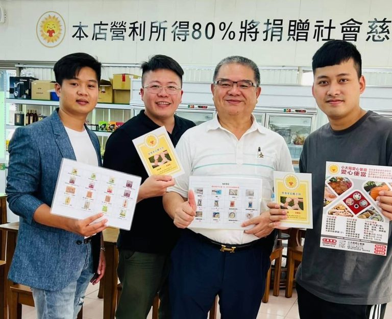 圖片說明:拖把大王林銘賢上臉書直播行銷小太陽。(取自林銘賢臉書)