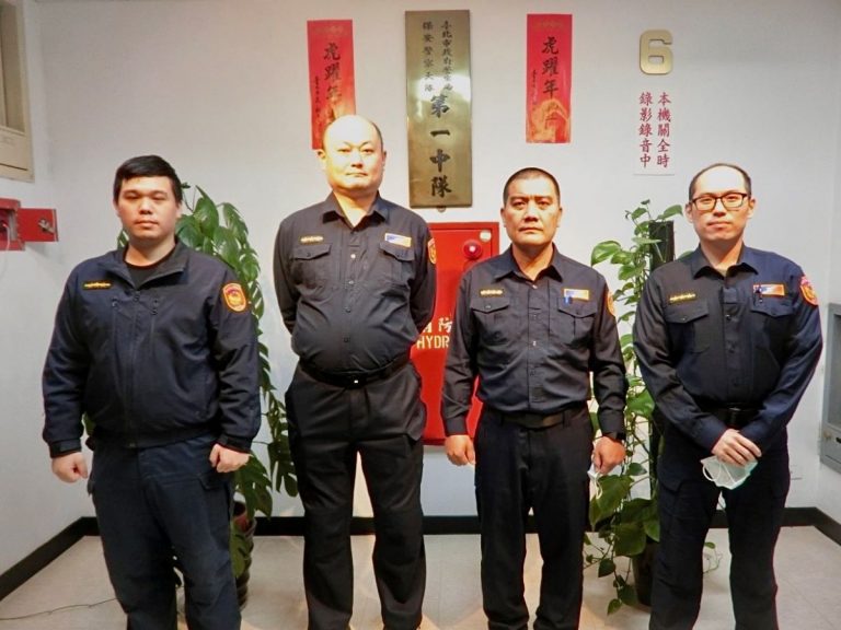 圖片說明：臺北市保安警察大隊第一中隊警員簡榮甫、洪世杰、小隊長林逢源、警員黃鴻裕等四人(由左至右)。(記者宋紹誠翻攝）