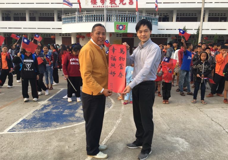 圖片說明：照顧培育泰北孤軍後代的張明光校長(圖左)非常感謝黃信凱(圖右)帶給全校小朋友的魔術表演和捐贈物資。(記者宋紹誠翻攝)