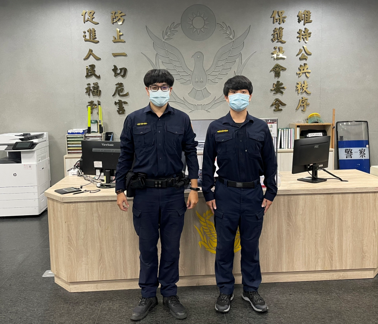 圖片說明：士林分局社子派出所警員廖家增、吳嘉偉日前巡邏勤務時，接獲通報疑似有女子尋短，旋即趕赴現場處理。 (記者葉鈞宇翻攝)
