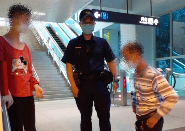 圖片說明：臺中市政府警察局捷運警察隊第一分隊警員盧敬勛、張春龍執勤時獲通報有名疑似身心障礙的少女迷路無法返家，員警在第一時間得以與王女父親取得聯繫，順利的將她送回父親的身邊。(記者謝榮浤翻攝)