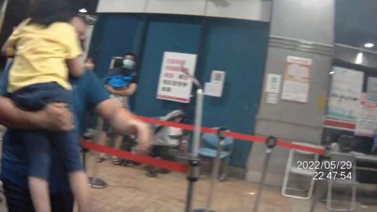 台中市烏日警分局龍井分駐所員警，火速護送女童抵達沙鹿區童綜合醫院救治。(記者謝榮浤翻攝)