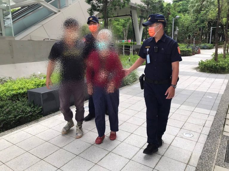 圖片說明：失智嬤呆坐在捷運站內迷失了方向，神情茫然無助，捷運警察隊第一分隊小隊長洪崇堅、警員詹博元、黃裕翔等3員助其返家。(記者謝榮浤翻攝)