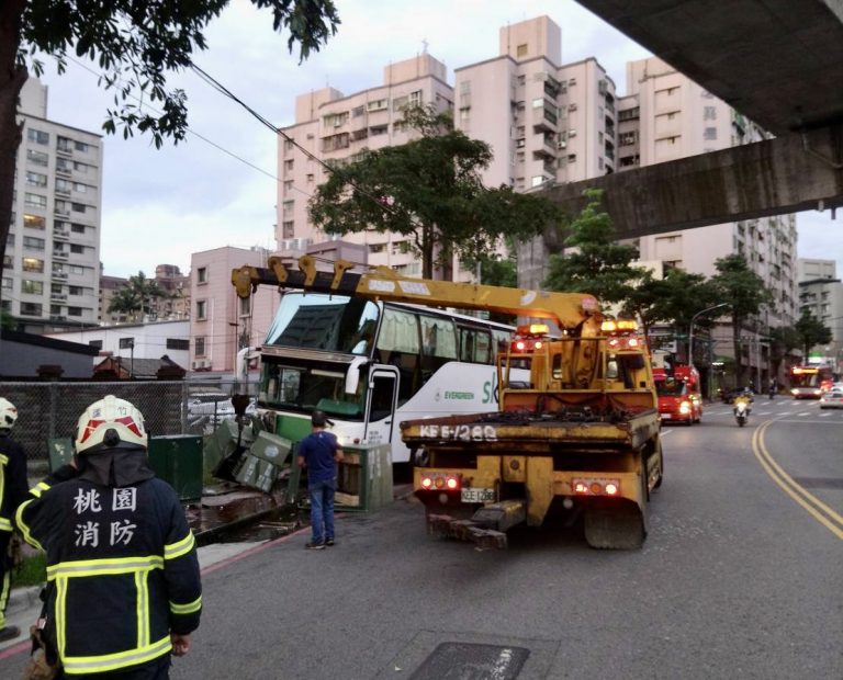 圖片說明：一名男子因未拉手煞車導致車輛滑動而撞毀人行道變電箱。(記者宋紹誠翻攝）