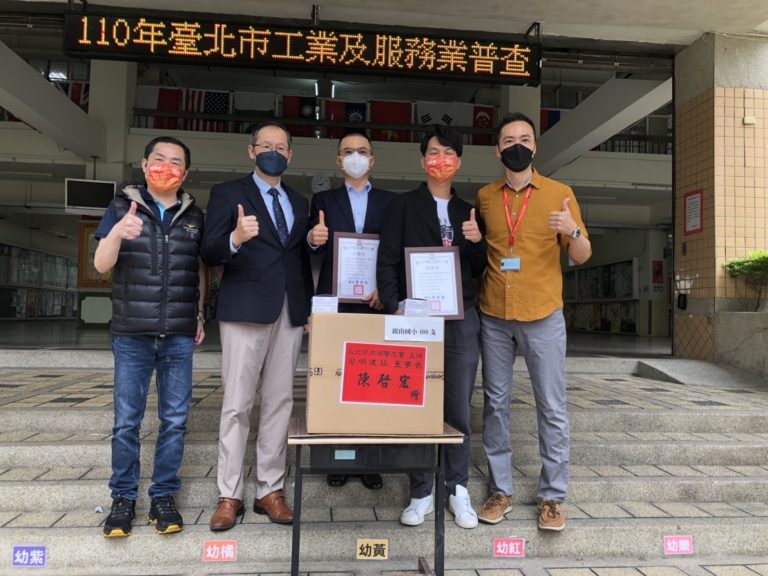 圖片說明：內湖警友會陳啟宏主任及陳宥丞特別捐贈快篩劑給母校西湖國中。(記者葉鈞宇翻攝)