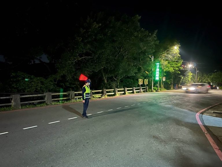 圖片說明：陽金公路(竹子湖觀景台旁)員警交通疏導。(記者宋紹誠翻攝）