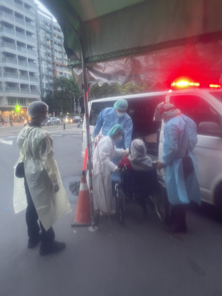 圖片說明：信義派出所員警到場協助處理，警員廖家毅、蕭少雯到場後耐心苦勸30分鐘後，婦人在社工陪同下前往樹林集中檢疫所。(記者林艷林翻攝)