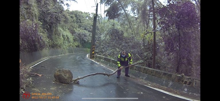 圖片說明：強降雨造成新田登山步道大落石，臺中市政府警察局大雅分局潭北所員警吳嘉仁及許筱涵機智偕民合力排除。(記者謝榮浤翻攝)