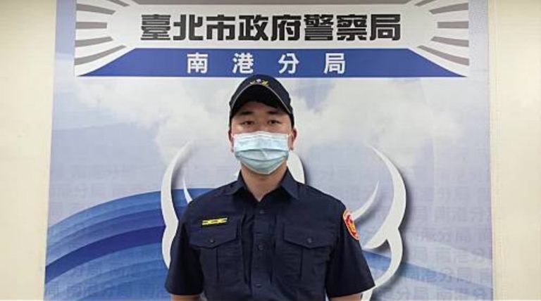 圖片說明;南港派出所所長林承緯說明畫面。(記者林艷林翻攝)