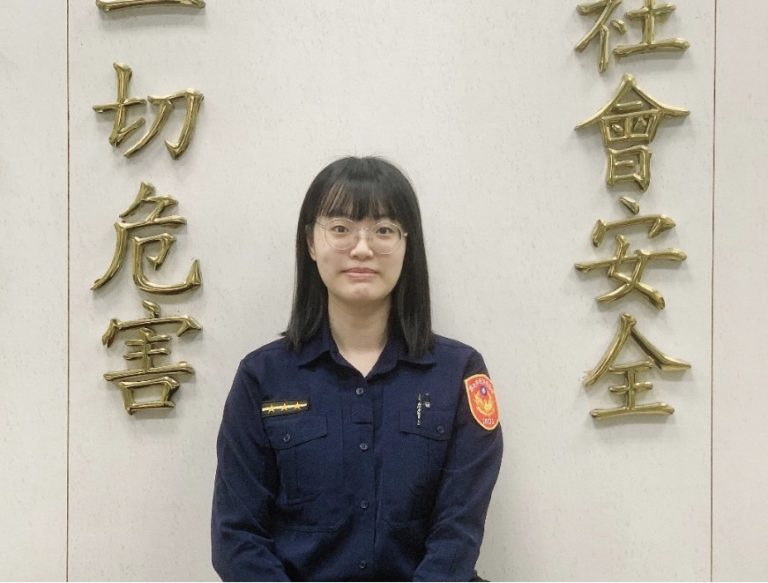 圖片說明；後港派出所警員洪佳伶適逢休假期間，眼尖發現路旁有一名乘坐輪椅婦女疑似與群組通報協尋婦人特徵相符，隨即趨前關懷、慰問。（記者林鈞澤翻攝）