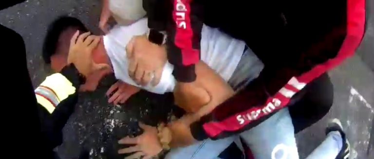 圖片說明 : 警方對空鳴槍，治服該嫌就逮。 (記者江雁武翻攝)