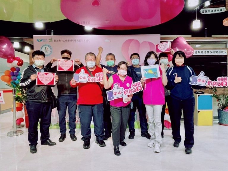 圖片說明：臺北市保安警察大隊身先士卒投入臺北市中山區健康服務中心疫情調查工作，與醫護人員成為相互支持的好夥伴。(記者宋紹誠翻攝）