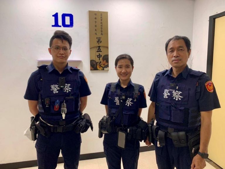圖片說明：臺北市保安警察大隊第五中隊警員李君翌、涂格閩及小隊長簡永順等3員(由左至右)。(記者宋紹誠翻攝）