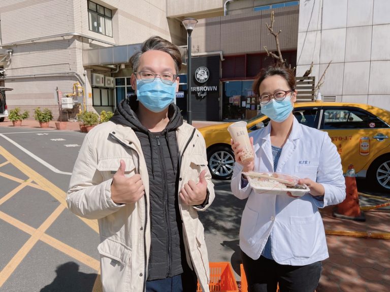 圖片說明：歷經確診居隔出關，林昭印親送便當、珍奶慰勞、感謝並力挺第一線醫護。(記者宋紹誠翻攝)