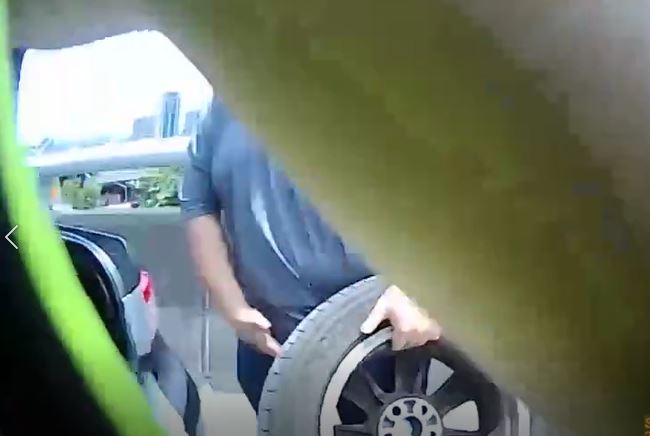 圖片說明：板橋分局熱心員警立刻協助更換輪胎，車輛安全駛離現場。 (記者林鈞澤翻攝)