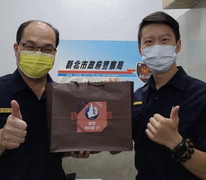圖片說明:三峽派出所所長鄧博元不動聲色積極追查詐騙取款車手,順利逮捕犯嫌。(記者戴昱弘翻攝)