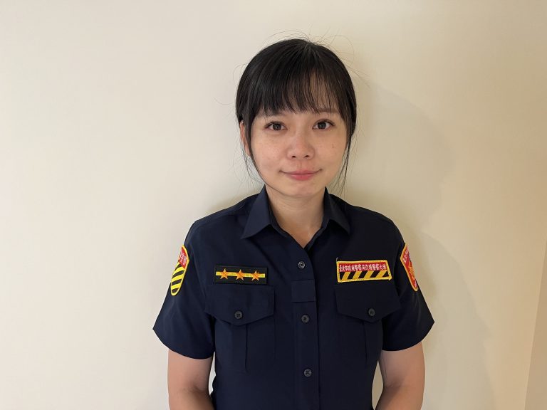 圖片說明：北投分局交通分隊警員廖珮芬機警細心，查獲男試圖為肇禍女友頂包案。(記者宋紹誠翻攝)