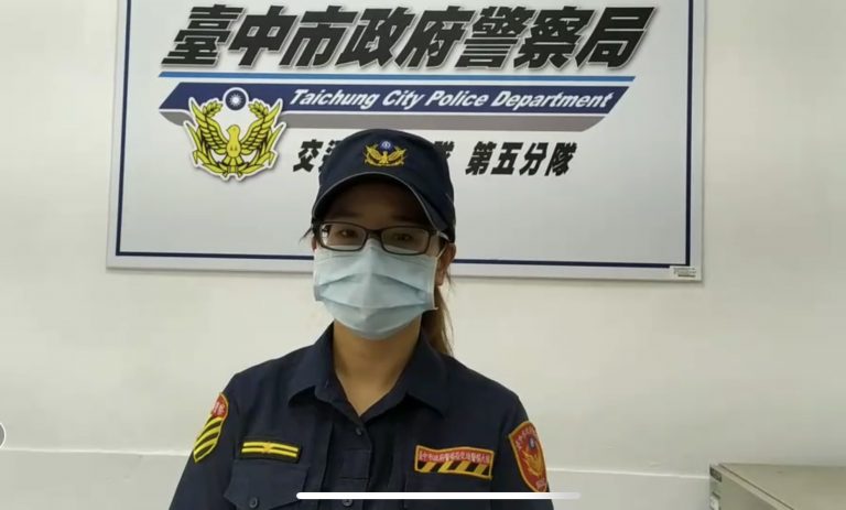 圖片說明：中警五分局交通分隊長許家瑜說明案情。 （記者江雁武翻攝）