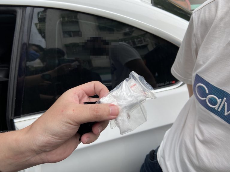 圖片說明：汐止警識破許男假冒身份，發現其為通緝犯，並在其身上搜索出海洛音。（記者徐煜勝翻攝）
