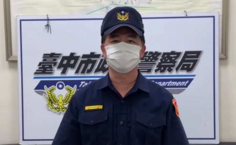 圖片說明：中市警第五分局說明搶救新冠肺炎窒息民眾警方協助開道救助情形。(記者謝榮浤翻攝)