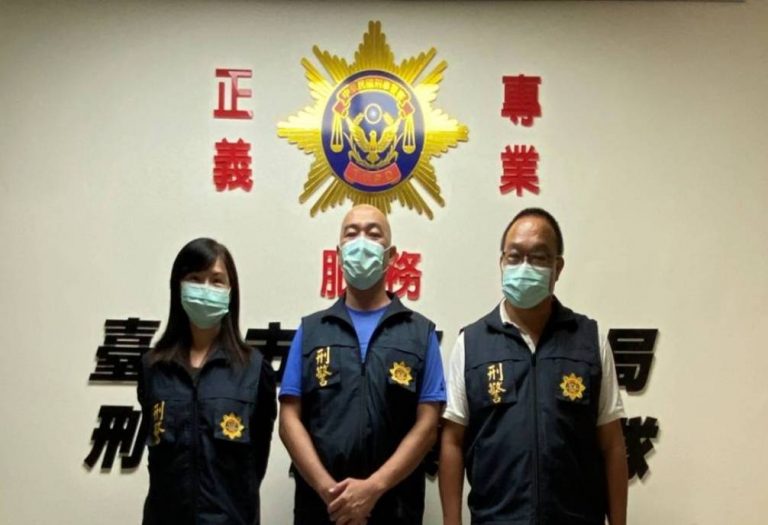 圖片說明：中市刑大偵一隊分隊長何永超（如圖中間者）破獲靈骨塔詐欺集團案，獲選111年第58屆全國模範警察。（記者謝榮浤翻攝）
