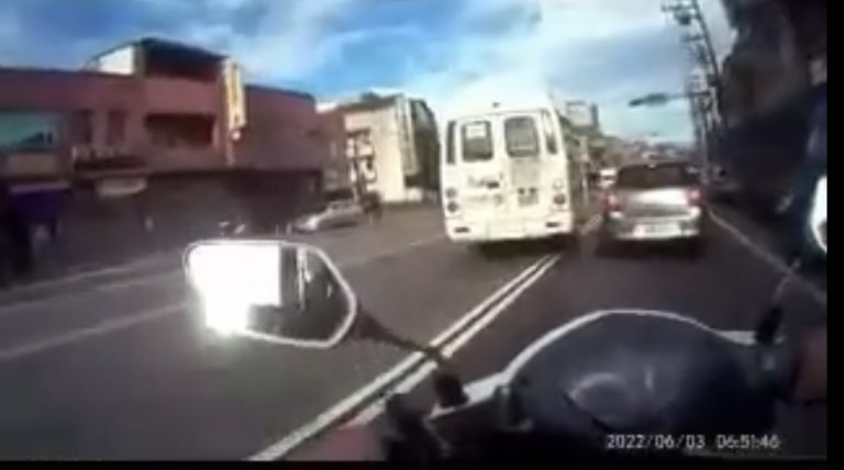 圖片說明：汐止警巡邏發現一自小客停在路邊，綠燈也不開，趕緊上前查緝。（記者徐煜勝翻攝）