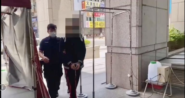 圖片說明:端午節連假警方線上巡邏警力早晚各查獲詐欺通緝犯嫌1名,維安不打烊。(記者趙靜姸翻攝)