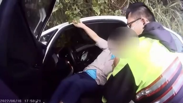 圖片說明：黃男因天候不佳又疑似操作失當，連人帶車卡於溝中，所幸汐止警及時神救援。（記者徐煜勝翻攝）