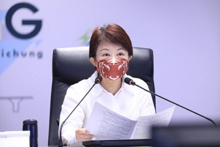 圖片說明:市長盧秀燕表示,目前6個月到5歲的幼兒疫苗注射進行規劃,預計7月中旬後中央宣布施打計畫即啟動,持續守護我們的幼兒。(記者謝榮浤翻攝)