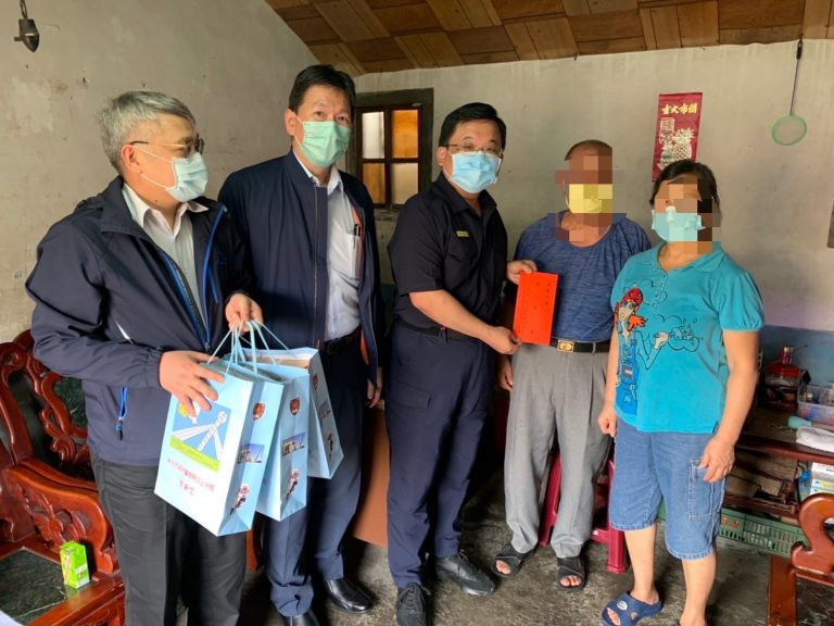 圖片說明：汐止警分局長林詮峰率隊關懷因公殉職的家屬，並送上慰問金以表關懷。（記者徐煜勝翻攝）