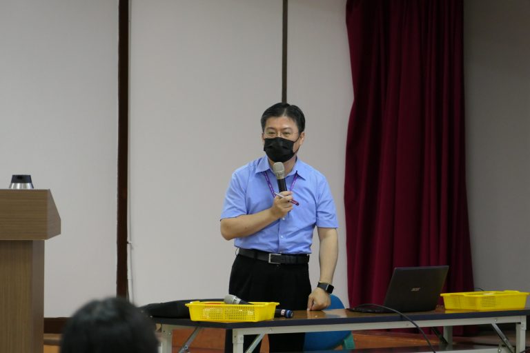 圖片說明：廉政署政風業務組長劉耀中妙語如珠，課程中笑聲連連。（記者薛秀蓮攝）