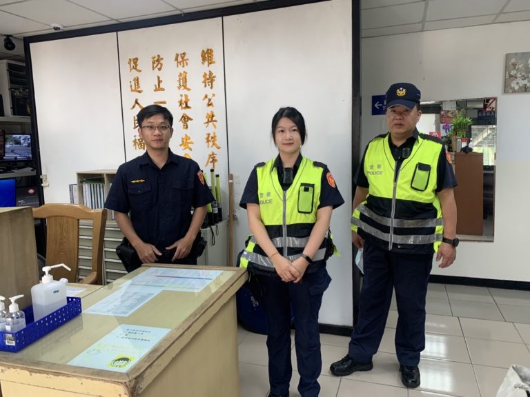 圖片說明：芝山岩派出所巡佐陳世倫、警員謝瑩姿、警員陳駟洧分工合作指揮疏導現場車輛，並合力將車輛推移至路邊安全處。(記者林鈞澤翻攝)