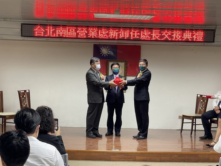 圖片說明：（左）卸任處長謝義隆（中）副總經理陳銘樹、（右）新任處長黃銘宏(圖/台電台北南區營業處提供)