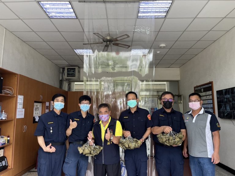 圖片說明：南屯區三和里里長廖元湖致贈肉粽慰勞警四分局黎明派出所辛勤工作的員警。(記者謝榮浤翻攝)